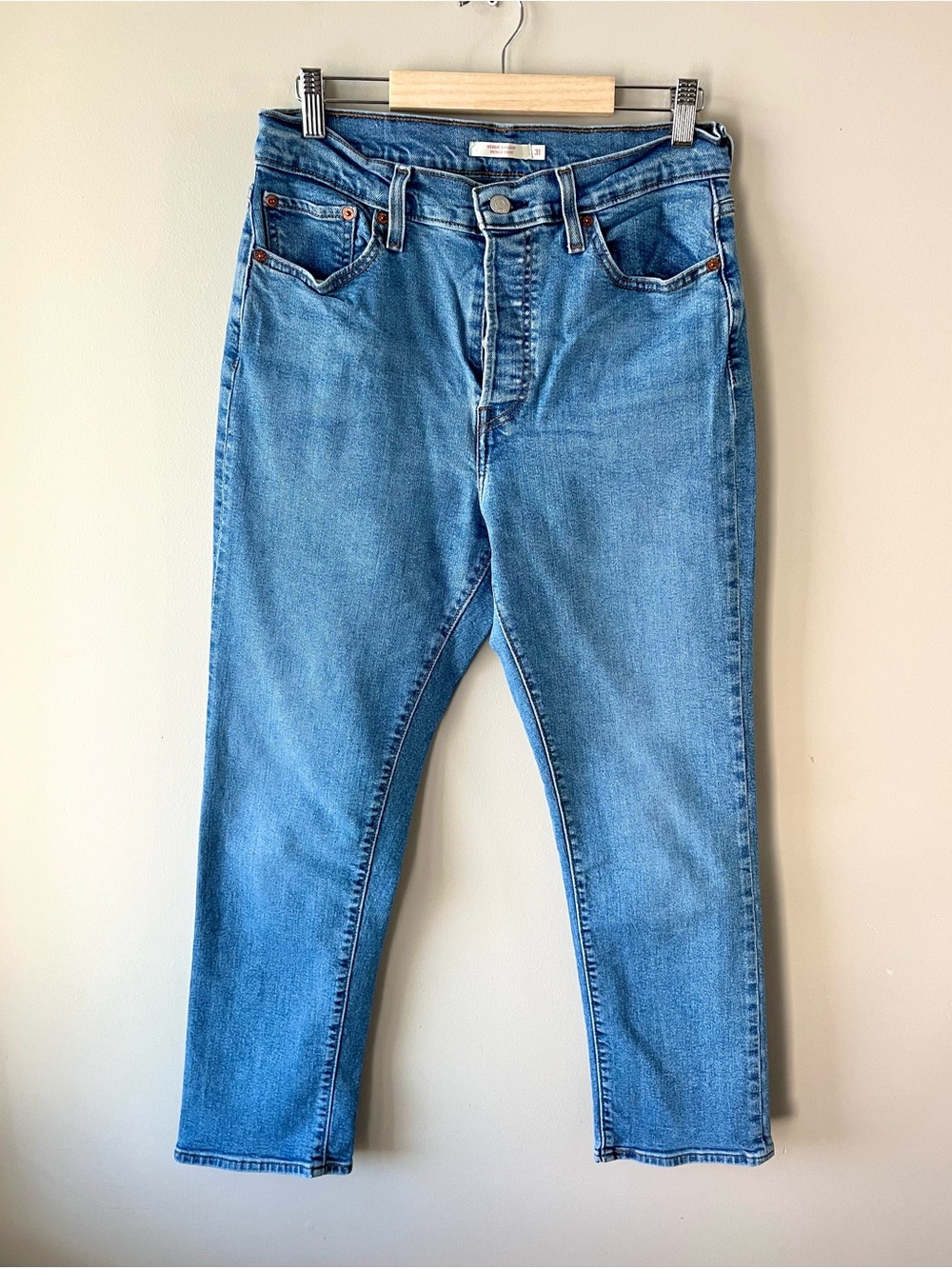 Levi's Wedgie Straight Button-Fly Medium Wash Jeans Women's Size 31 - Classic